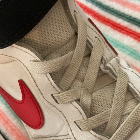 Like new Nike Shoes (all day play ) Size 2.5 y Court Borough Mid 2 for kids . - Picture 8 of 10